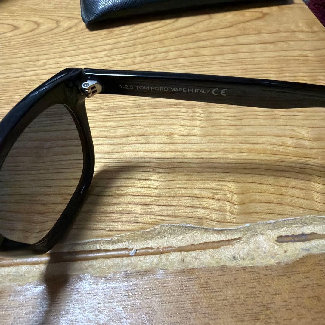TOM FORD ブラックサングラス　TF211
