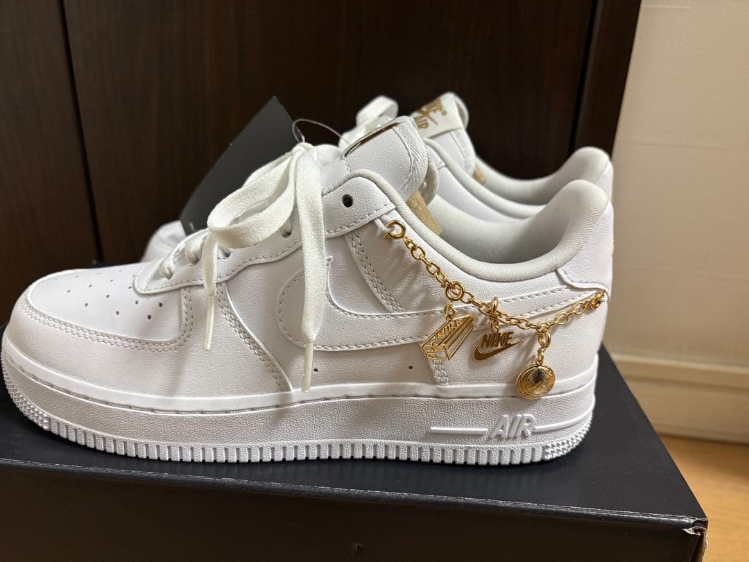 NIKE WMNS AIR FORCE 1 '07 LX ペンダント 24新品