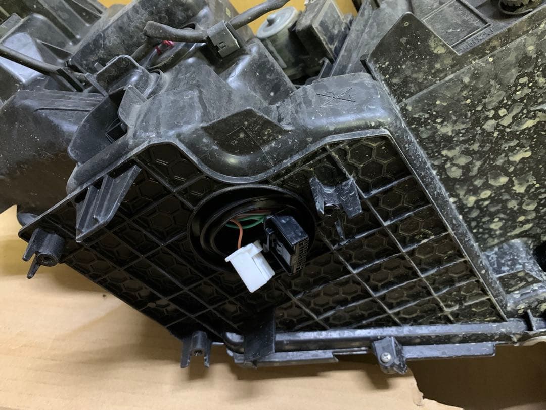 助手席側　左ヘッドライト150系後期型プラド　LED