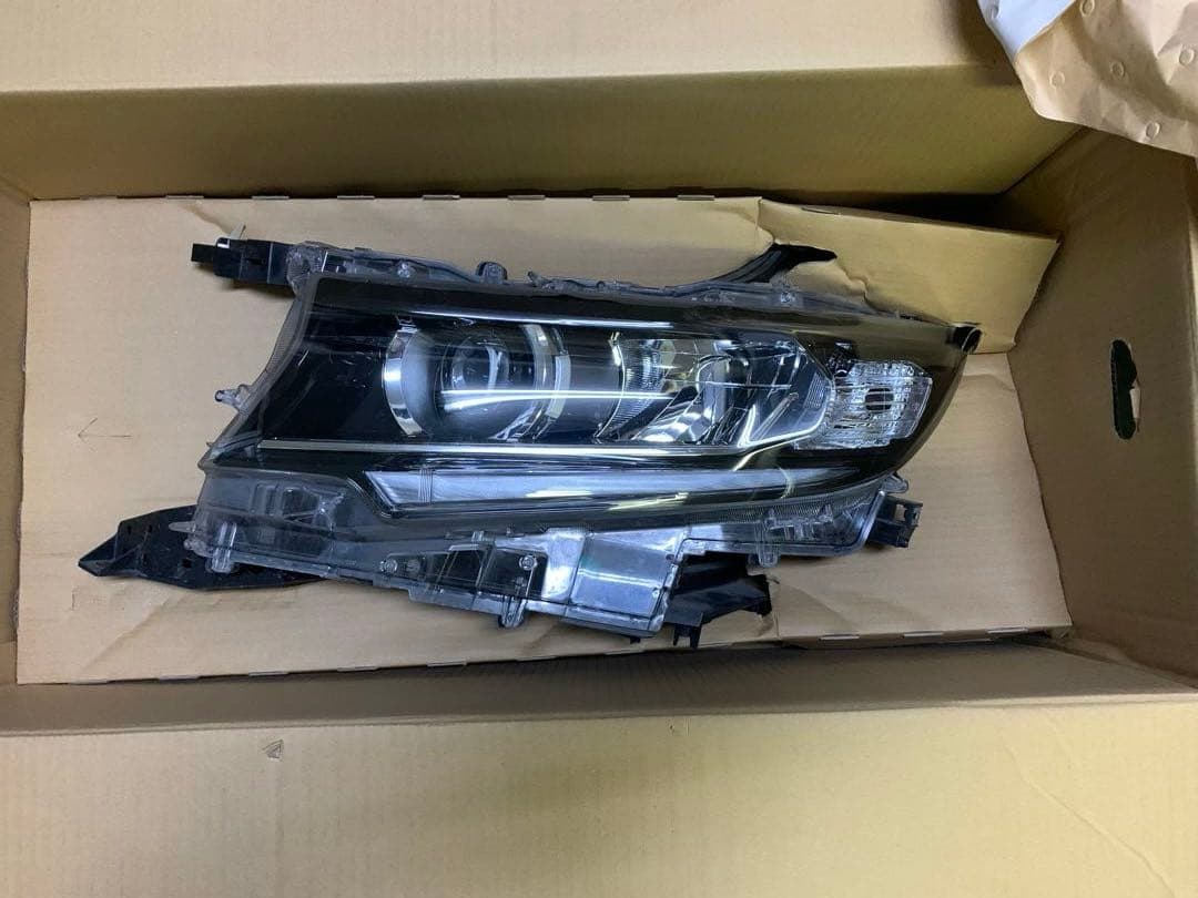 助手席側　左ヘッドライト150系後期型プラド　LED
