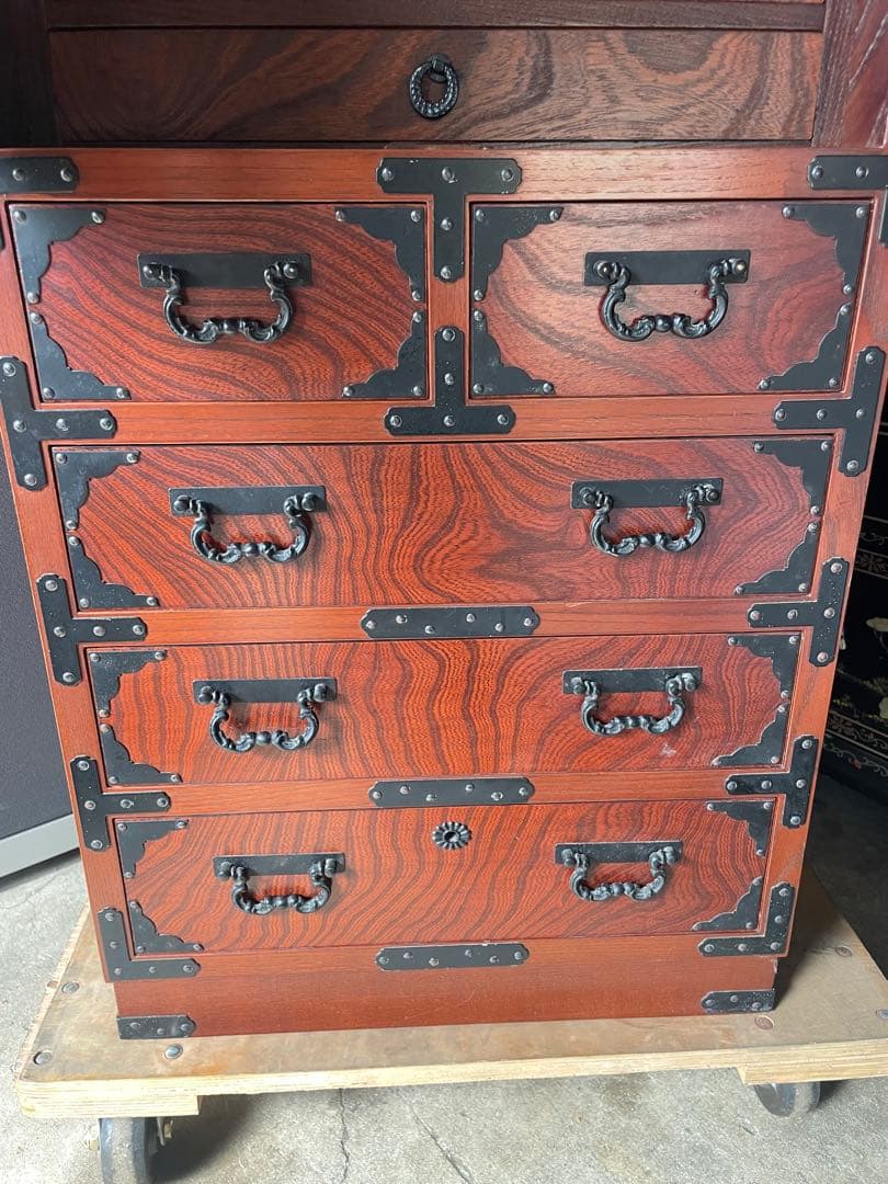 美品和箪笥　観音開き 棚箪笥 帳場箪笥 チェスト欅材 漆塗り 菊の金具飾り