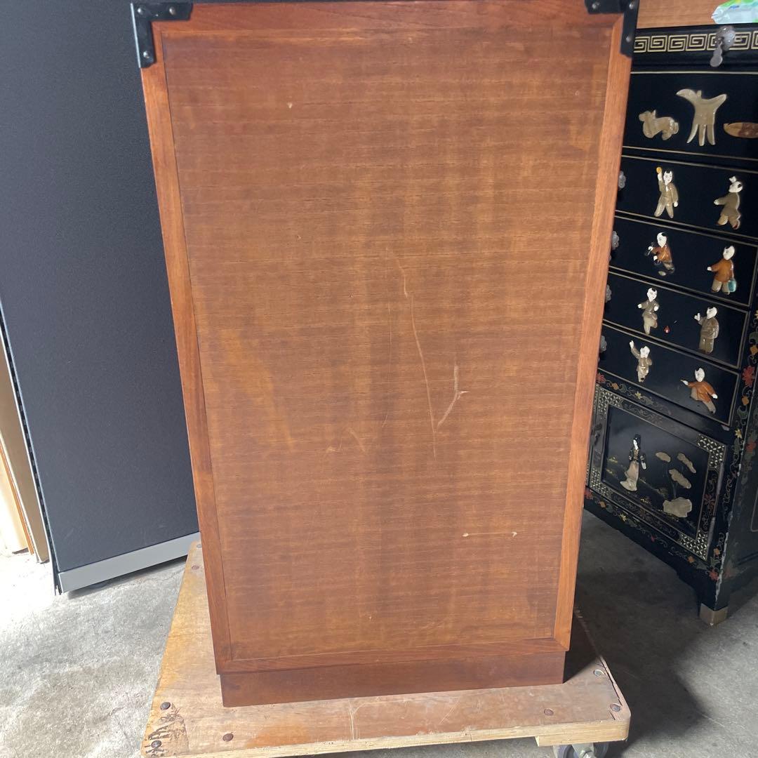 美品和箪笥　観音開き 棚箪笥 帳場箪笥 チェスト欅材 漆塗り 菊の金具飾り