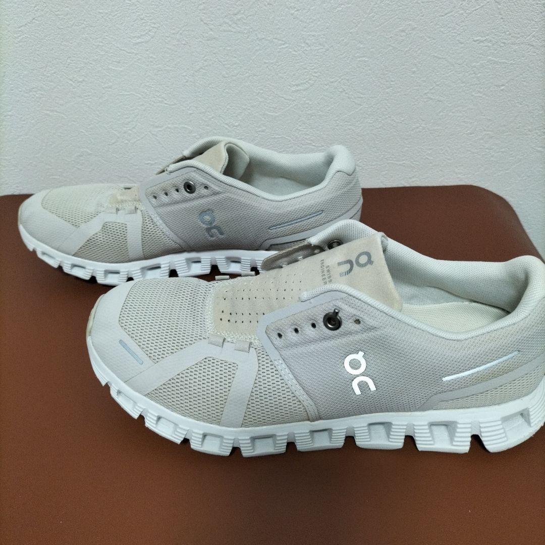 on オフホワイト　ベージュ クラウド　Cloud5 レディース　US W8.5