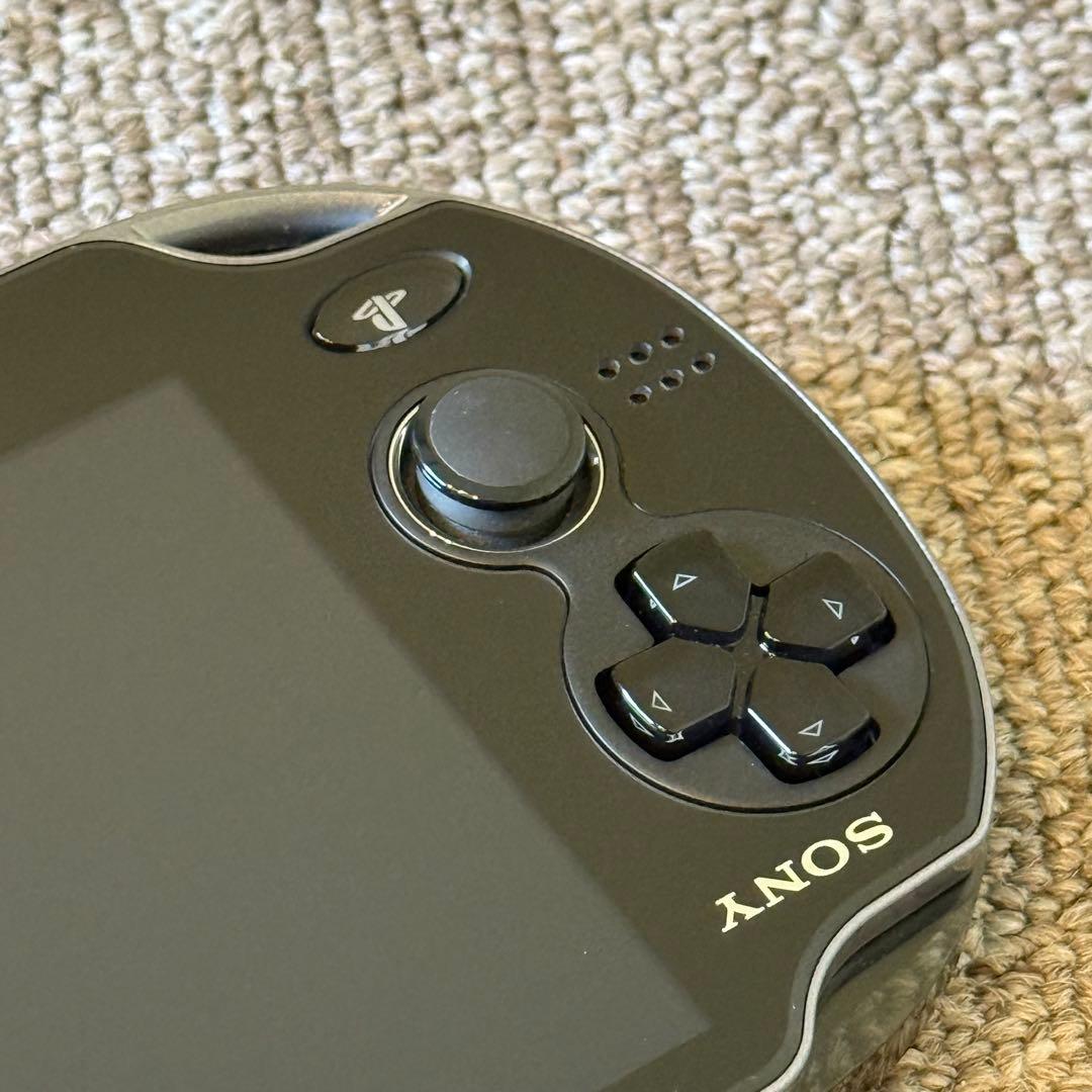【極美品】PSVITA PCH-1100 クリスタル・ブラック 3-008