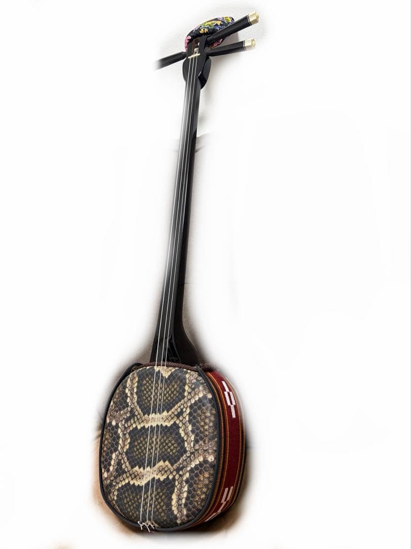 三線本体 人工蛇革　ソフトケース付き　スタンド付き　沖縄　琉球