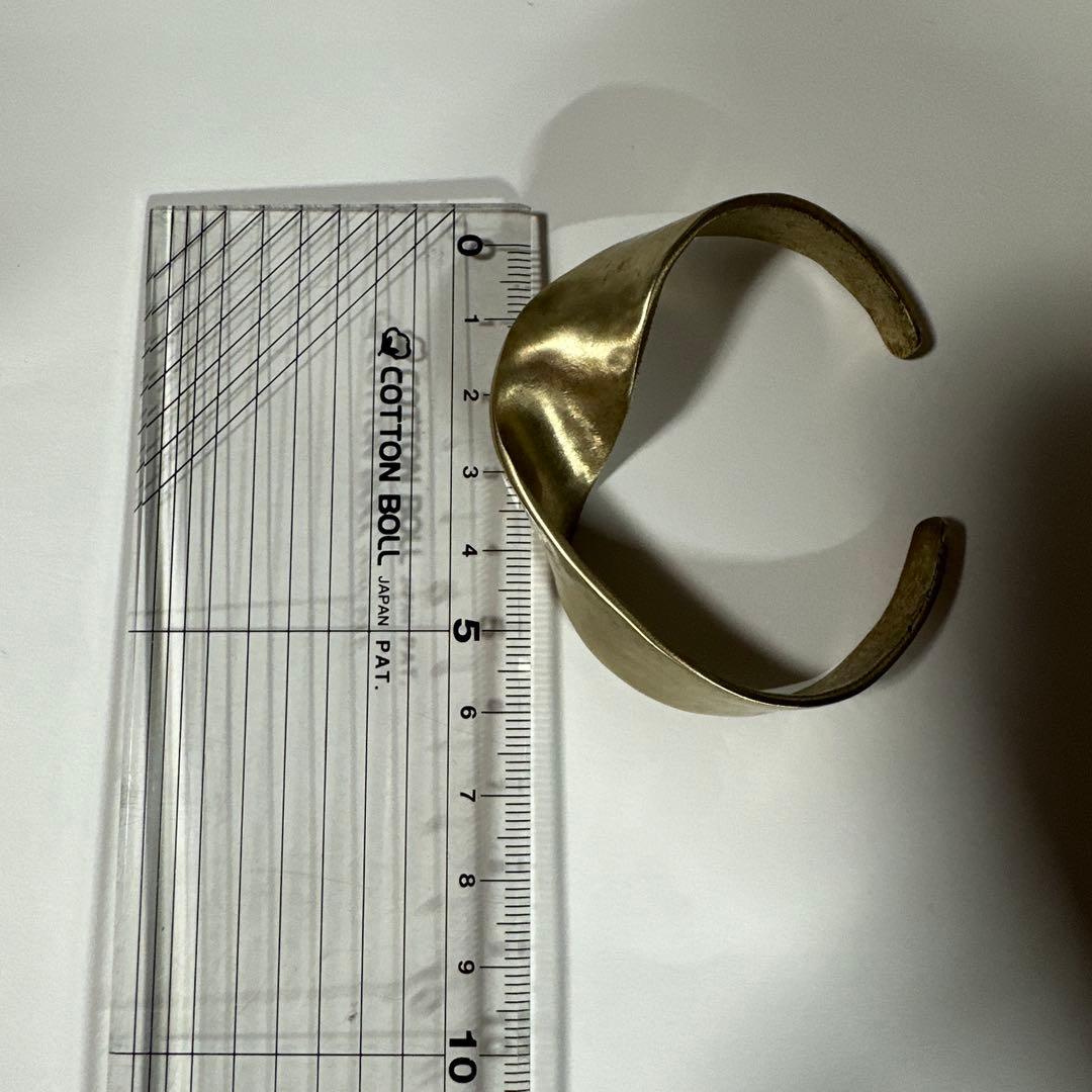 ブランイリスマットゴールドのひねりバングル