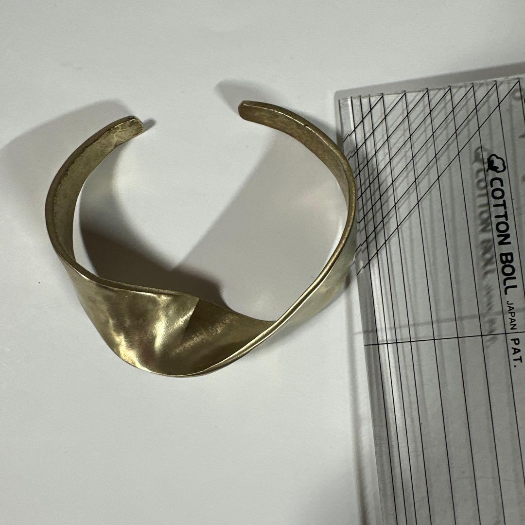 ブランイリスマットゴールドのひねりバングル