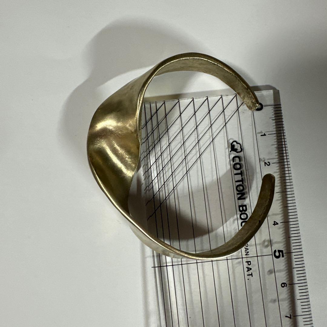 ブランイリスマットゴールドのひねりバングル