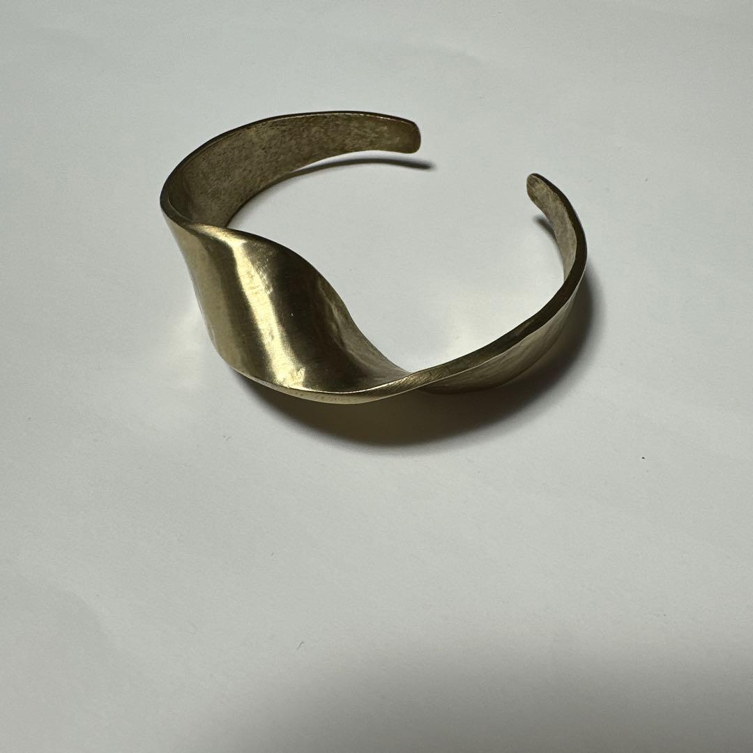 ブランイリスマットゴールドのひねりバングル