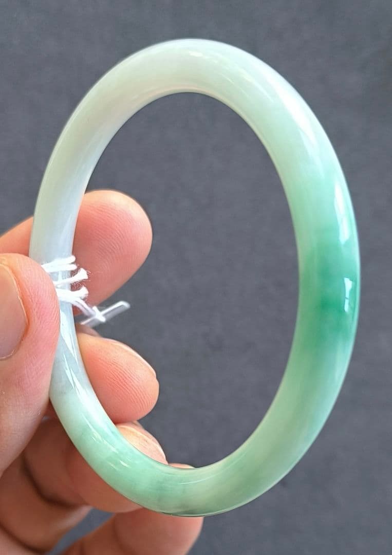 【日本鑑別書付:細条】ミャンマー産本翡翠のバングル（内径55ミリ）8609