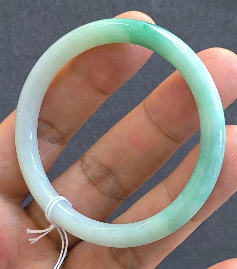 【日本鑑別書付:細条】ミャンマー産本翡翠のバングル（内径55ミリ）8609
