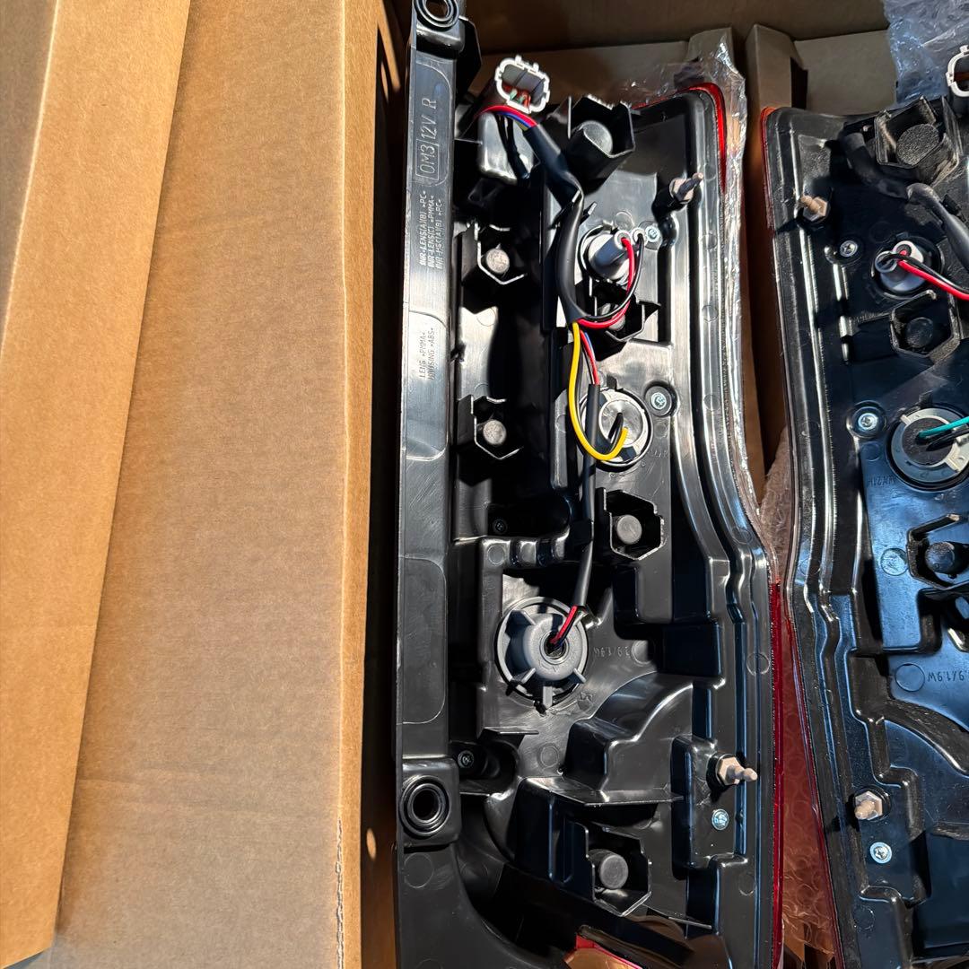 日産NV350テールランプ 赤 2個セット 配線付き