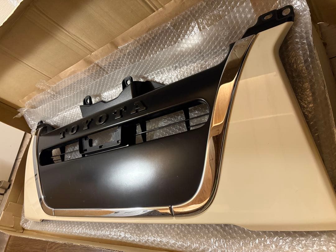 ハイエース　リラクベース純正グリル