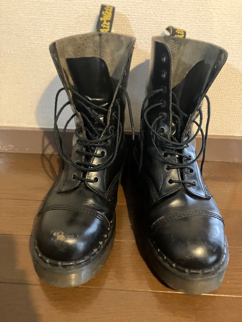 イギリス製　ドクターマーチン　10ホールクレイジーボム