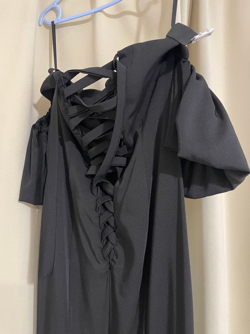 ブラックオフショルダーウェディングドレス