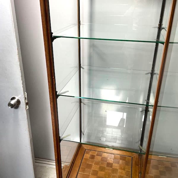 関西限定　送料別　イギリスビンテージ　木製ガラスキャビネット ライト付き　飾り棚