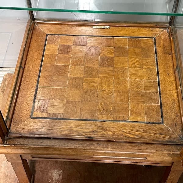 関西限定　送料別　イギリスビンテージ　木製ガラスキャビネット ライト付き　飾り棚