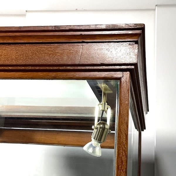 関西限定　送料別　イギリスビンテージ　木製ガラスキャビネット ライト付き　飾り棚