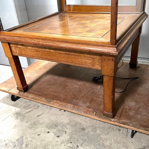 関西限定　送料別　イギリスビンテージ　木製ガラスキャビネット ライト付き　飾り棚