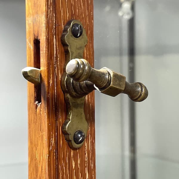 関西限定　送料別　イギリスビンテージ　木製ガラスキャビネット ライト付き　飾り棚