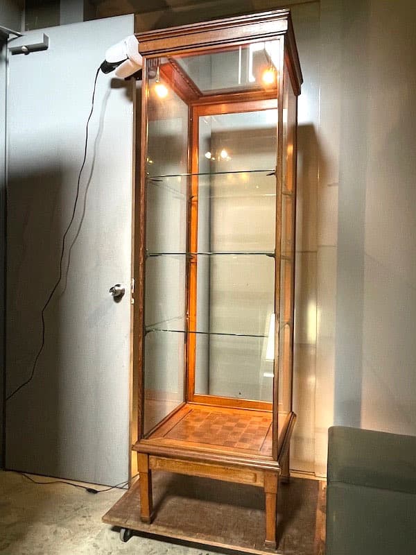 関西限定　送料別　イギリスビンテージ　木製ガラスキャビネット ライト付き　飾り棚