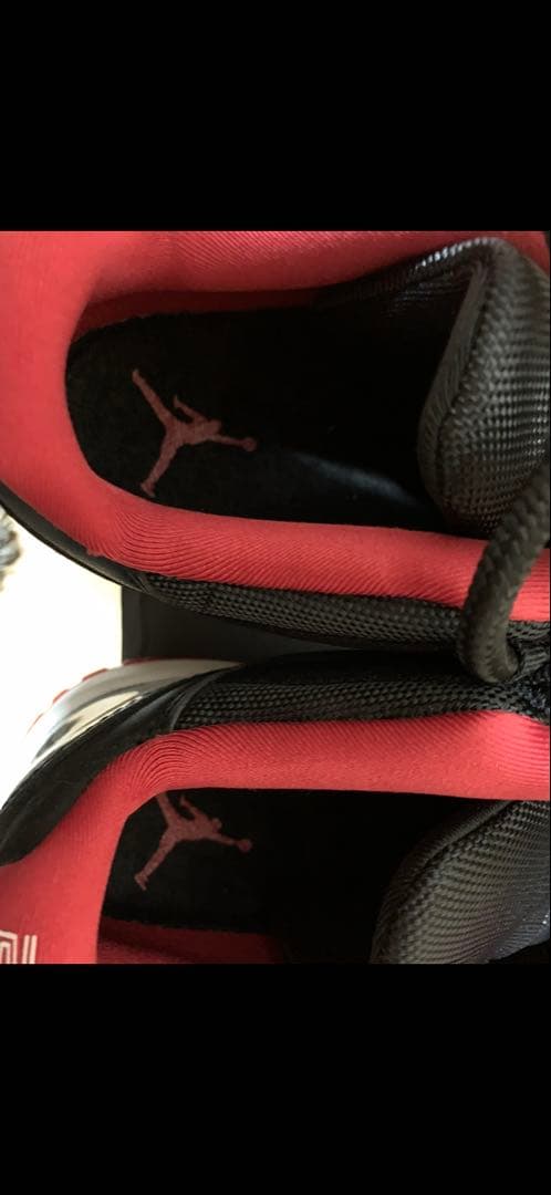 エアジョーダン 11 レトロLOWのブラック/レッド