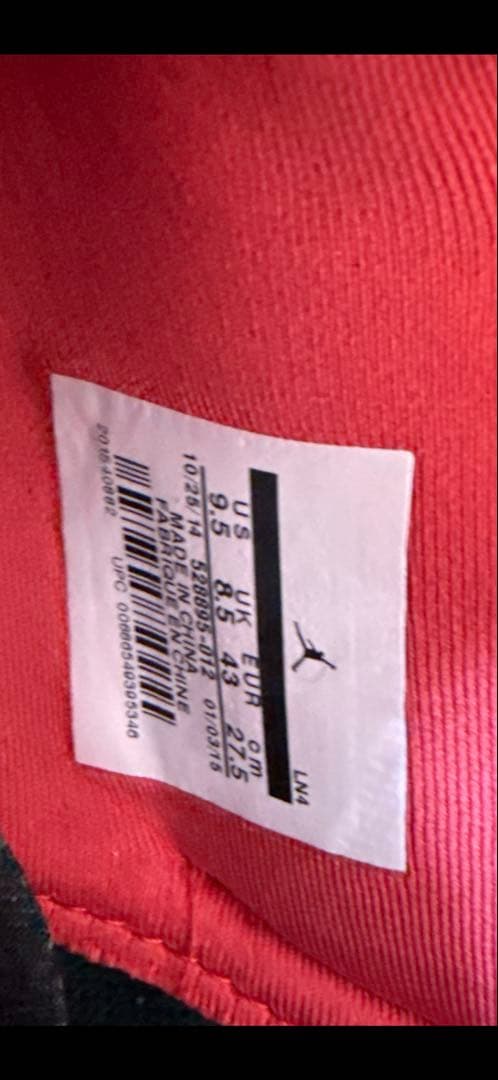 エアジョーダン 11 レトロLOWのブラック/レッド