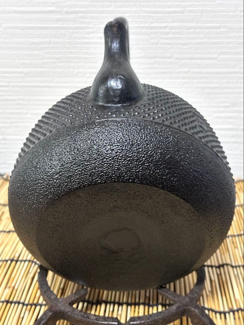 未使用品、付属品付　南部成龍堂鋳造所　伝統工芸士及川光正(齋峰)１８型　南部鉄瓶