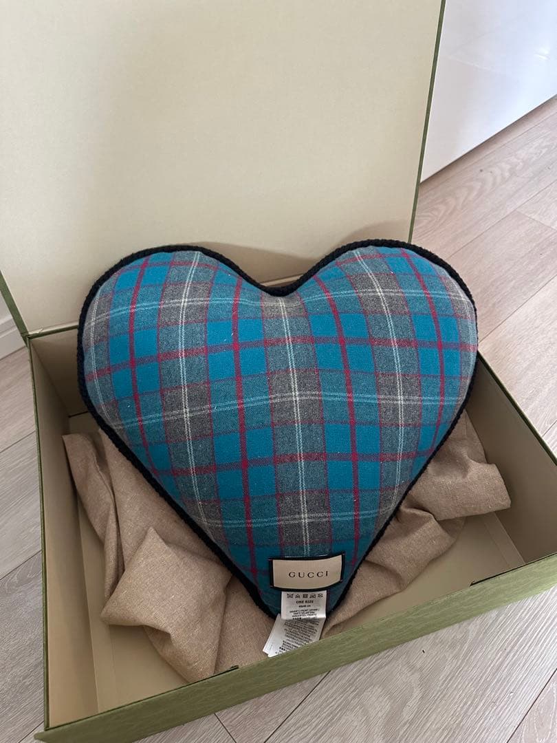 【GUCCI】“ELISIR OF LOVE” デコラティブ クッション ハート