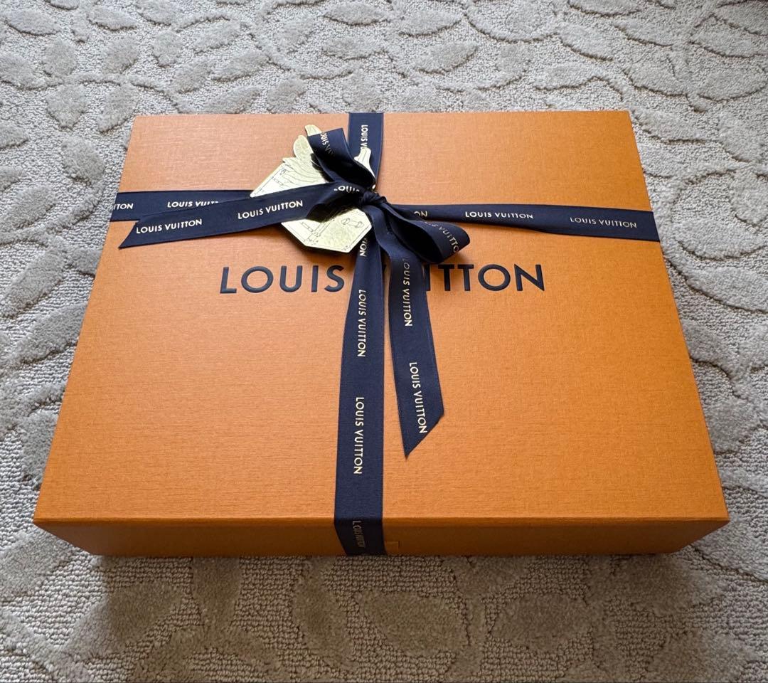 山*梨様 ルイヴィトンモノグラムアクセントフーディ378,400円現行品新品