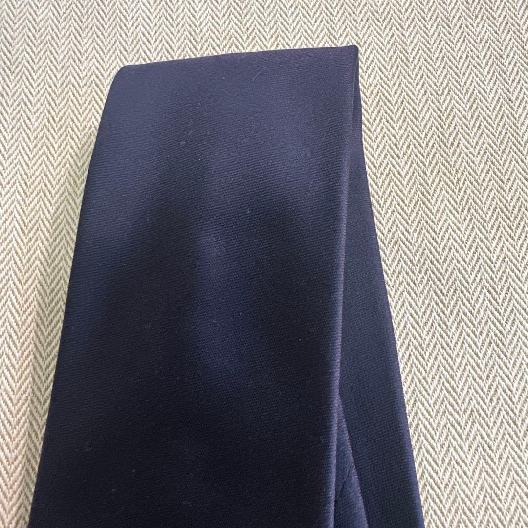 プラダ　ネクタイ　キレイなソリッド　ブランドロゴ入り　細め
