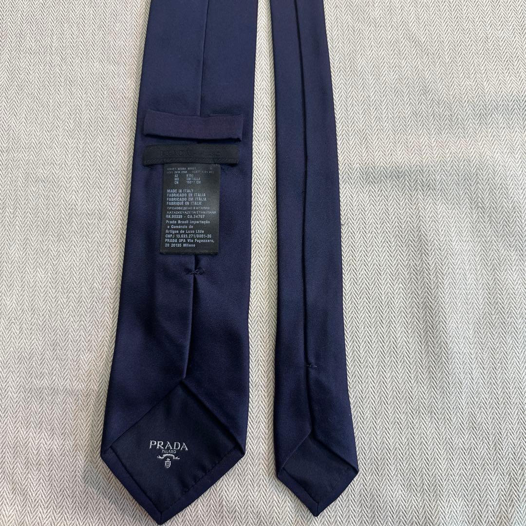 プラダ　ネクタイ　キレイなソリッド　ブランドロゴ入り　細め