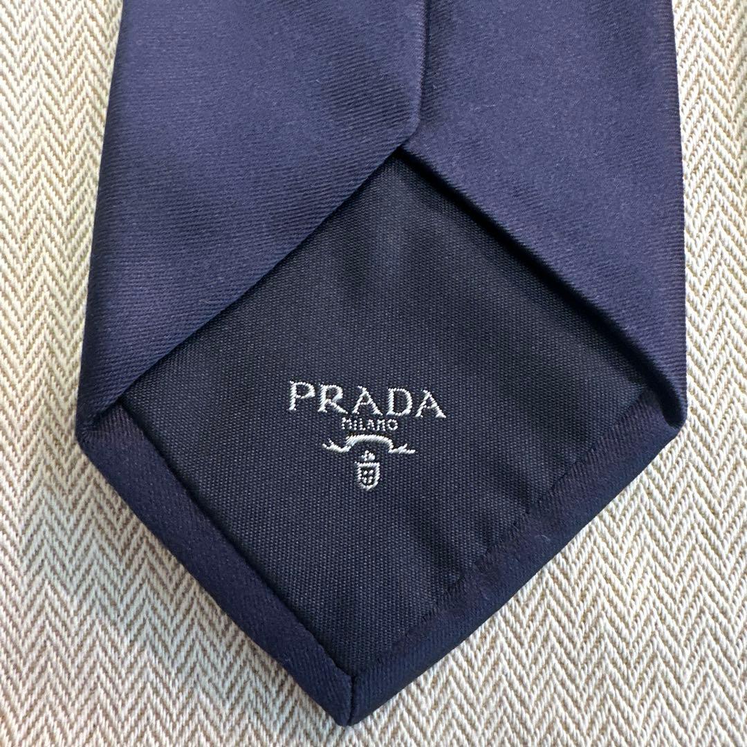 プラダ　ネクタイ　キレイなソリッド　ブランドロゴ入り　細め