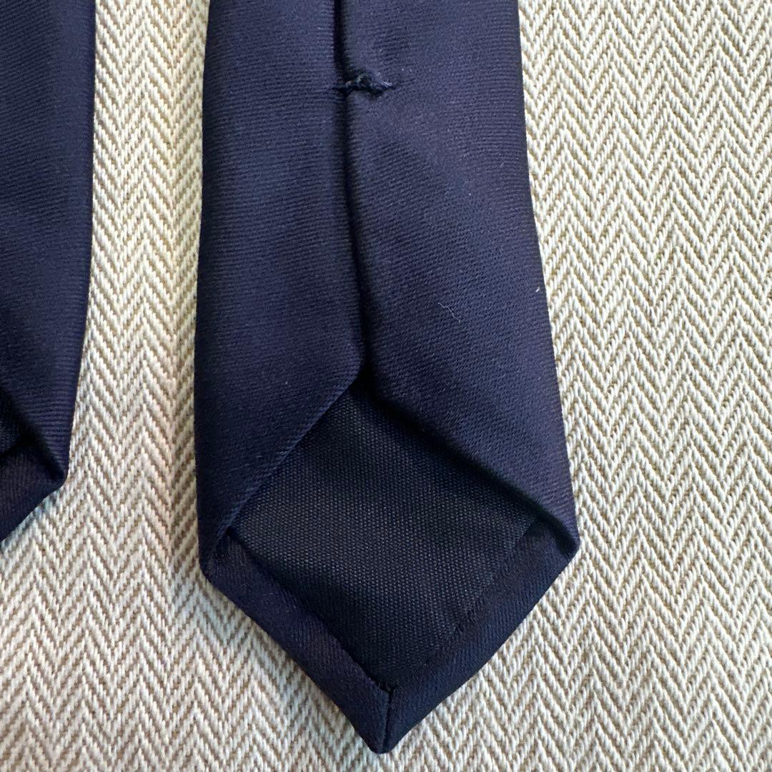 プラダ　ネクタイ　キレイなソリッド　ブランドロゴ入り　細め