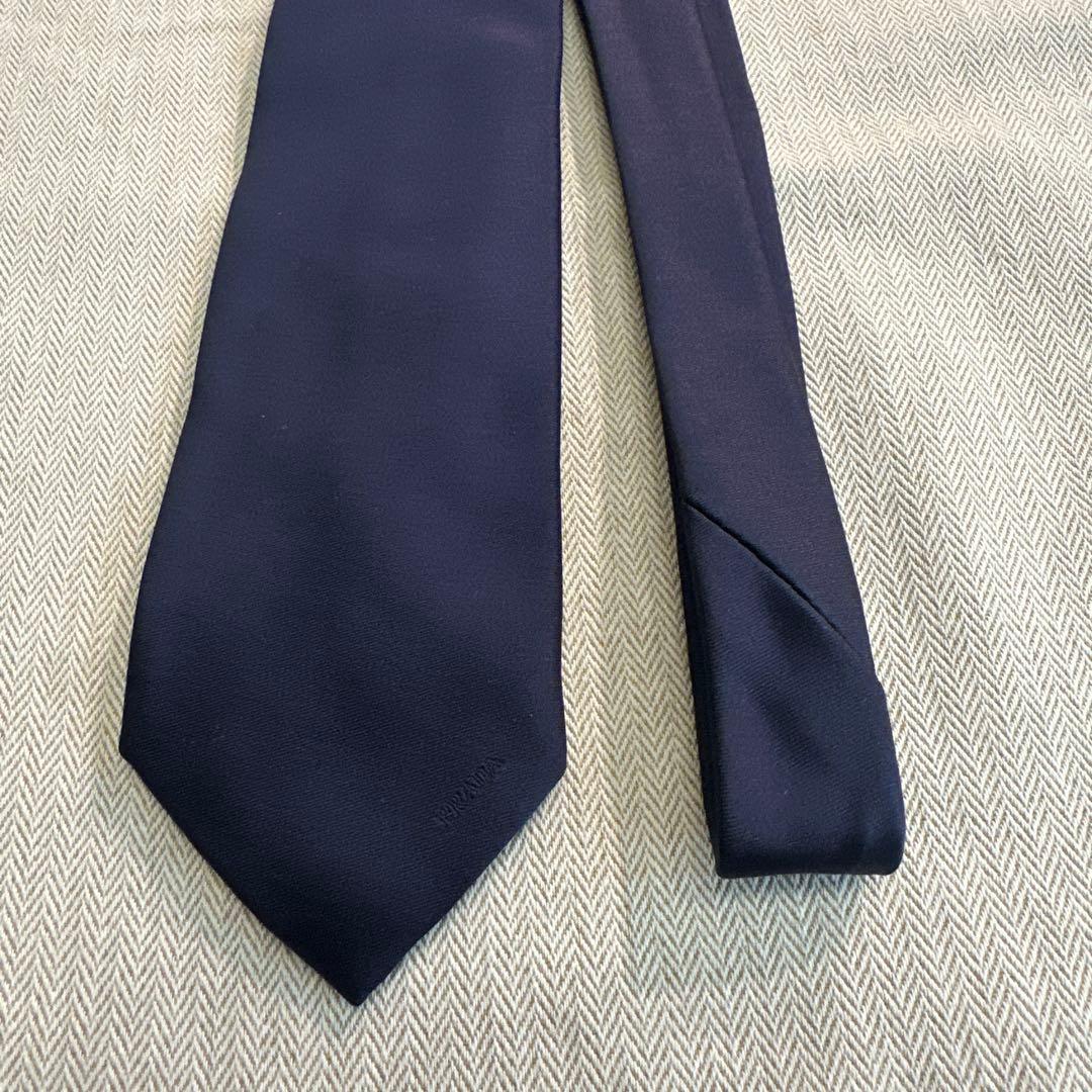プラダ　ネクタイ　キレイなソリッド　ブランドロゴ入り　細め