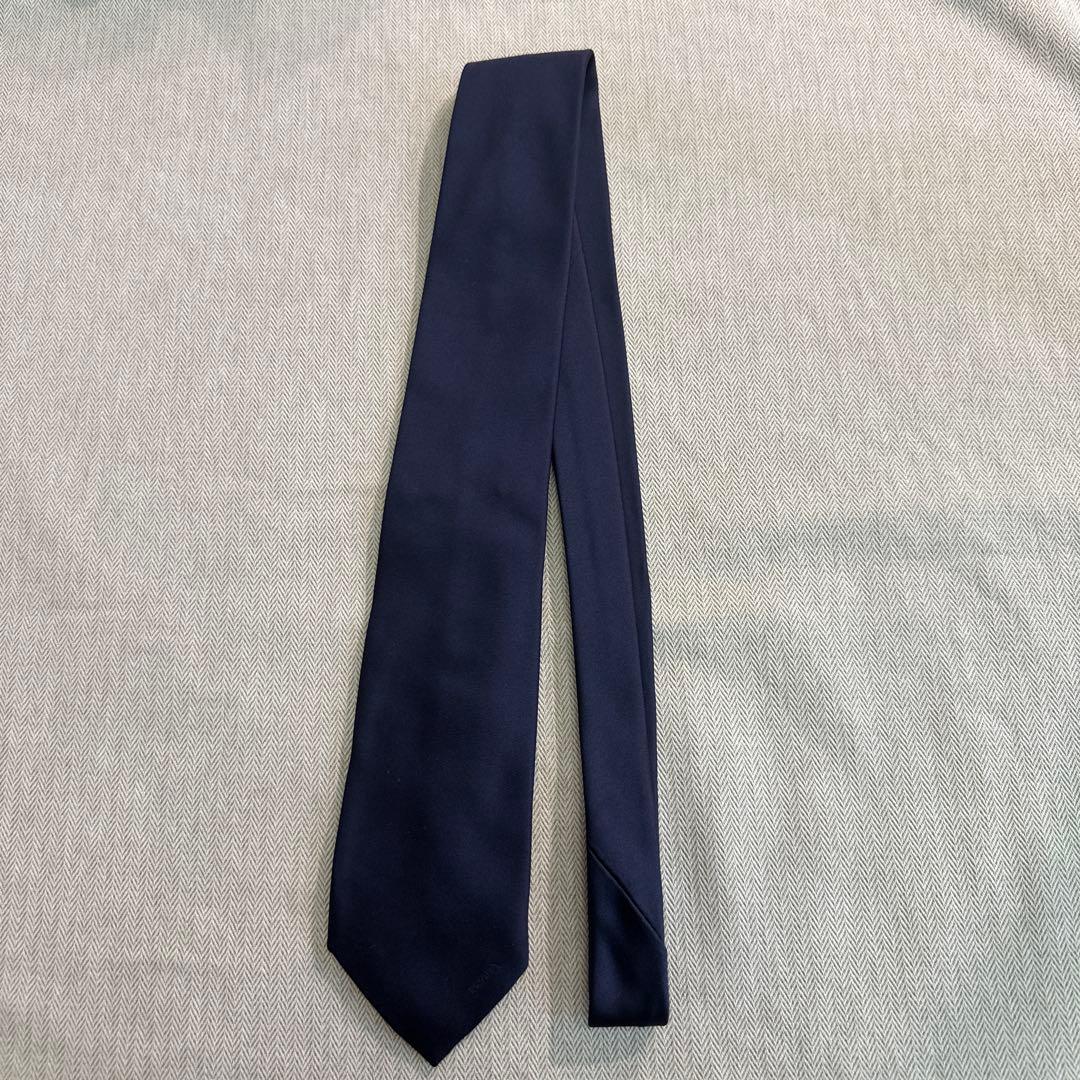 プラダ　ネクタイ　キレイなソリッド　ブランドロゴ入り　細め