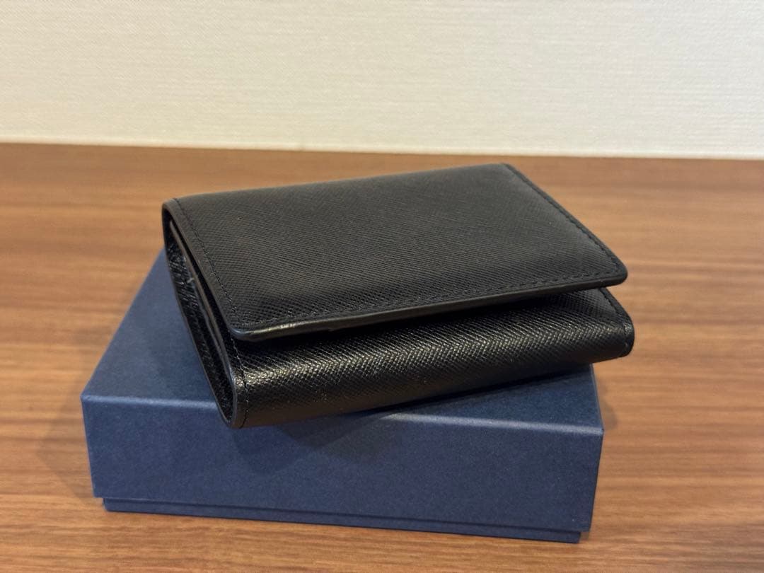 pelle morbida ブラック 三つ折り財布 PMO-BMA232