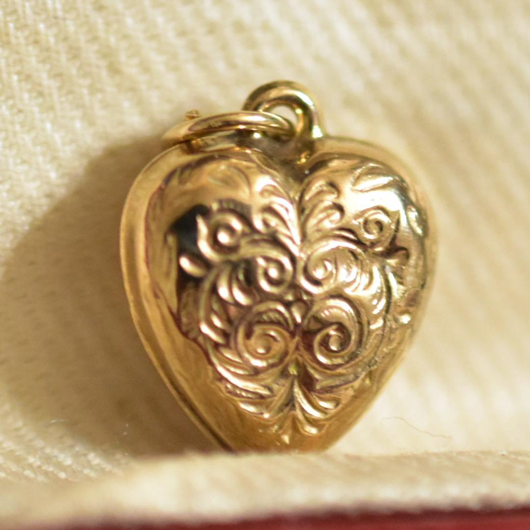 Debug Eqpt (デバッグ) ハートのK9チャーム 9金 ゴールド