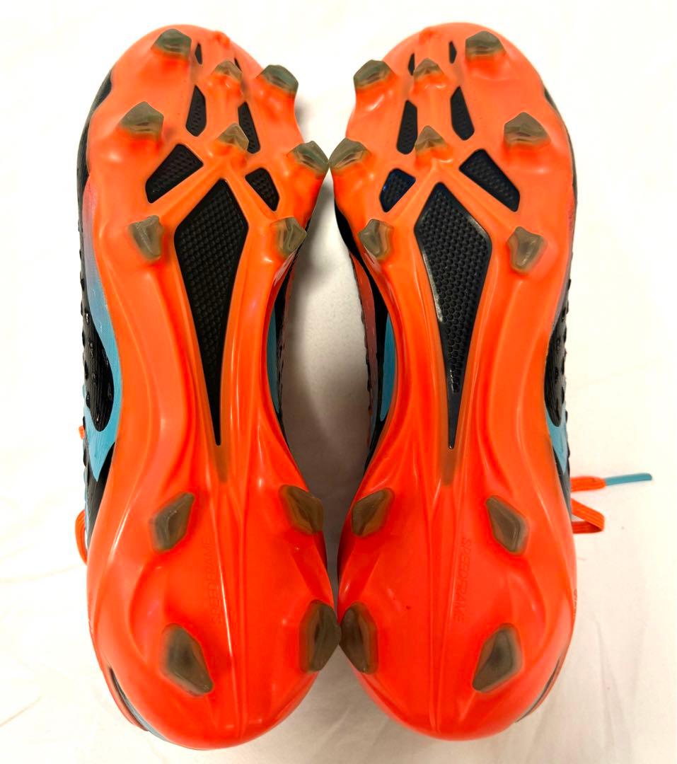 サッカーシューズ オレンジ・黒・青 ストライプデザイン