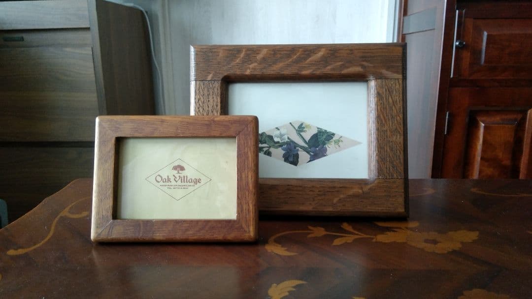 高級感溢れるオークヴィレッジ フォトスタンド 大、小 セット