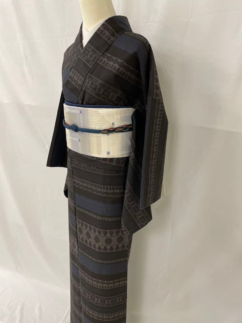 お見分け済美品　　藍泥　本場奄美大島紬　名古屋帯