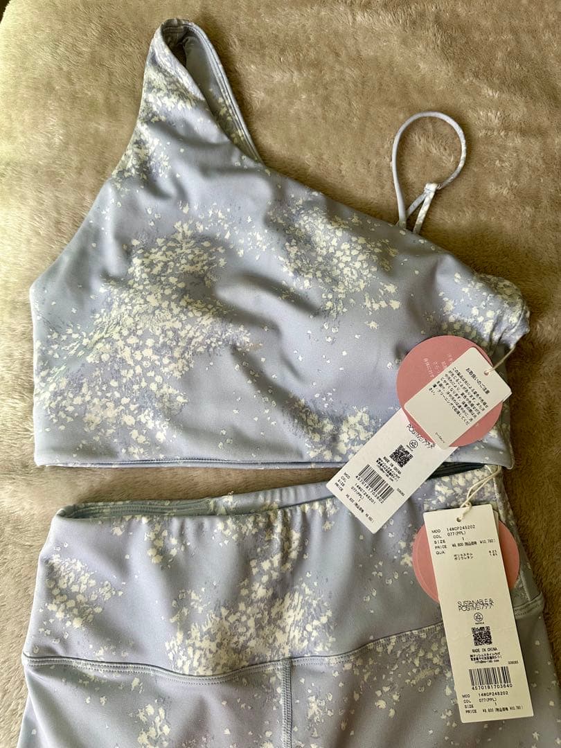 新品未使用　emmi yoga eco スノートレイス 上下セット　ヨガ