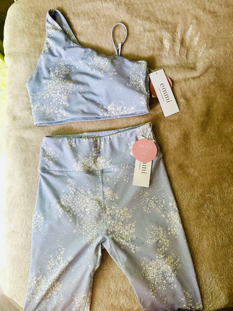 新品未使用　emmi yoga eco スノートレイス 上下セット　ヨガ