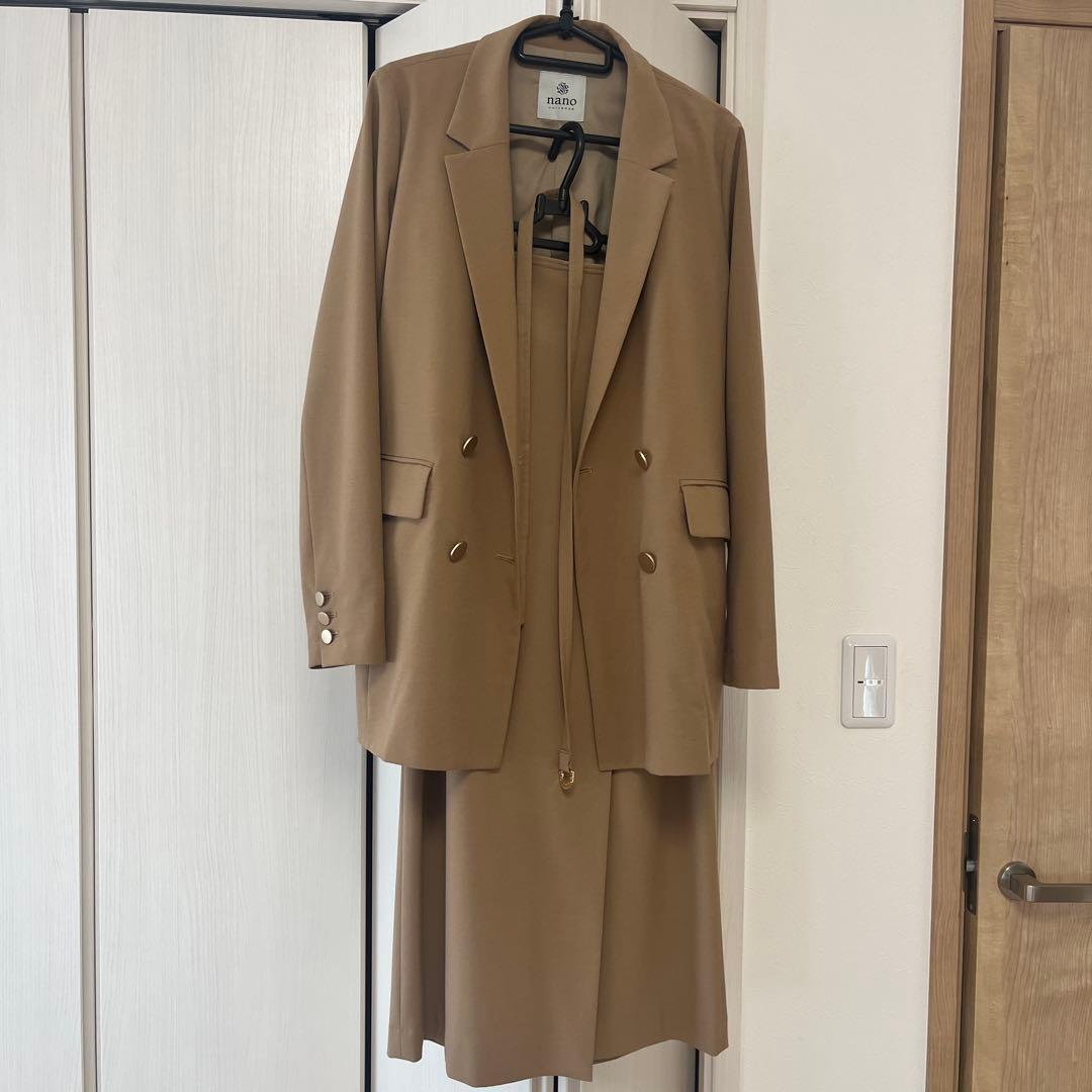nano ベージュ ダブルブレストジャケットとスカートのセットアップ2点セット