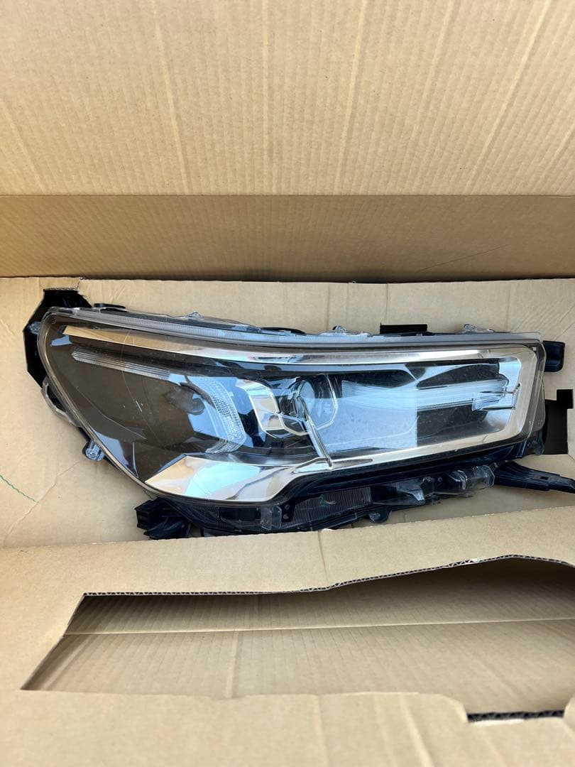 GUN125 ハイラックス　右ヘッドライト