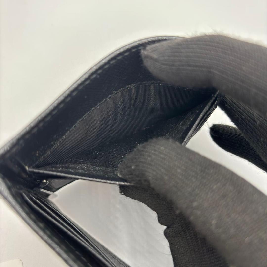 新品に近い プラダ 現行 箱付属 マネークリップ サフィアーノ 三角プレート 黒