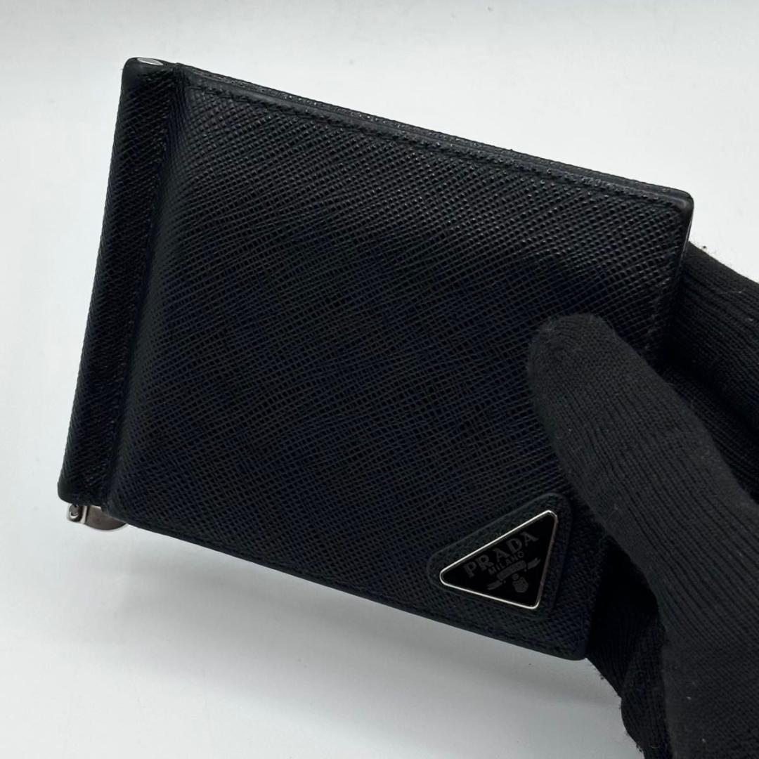 新品に近い プラダ 現行 箱付属 マネークリップ サフィアーノ 三角プレート 黒