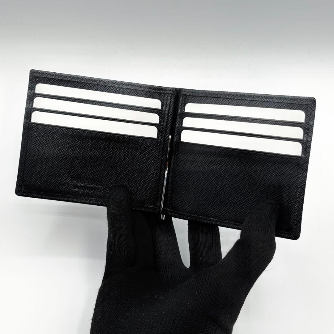 新品に近い プラダ 現行 箱付属 マネークリップ サフィアーノ 三角プレート 黒