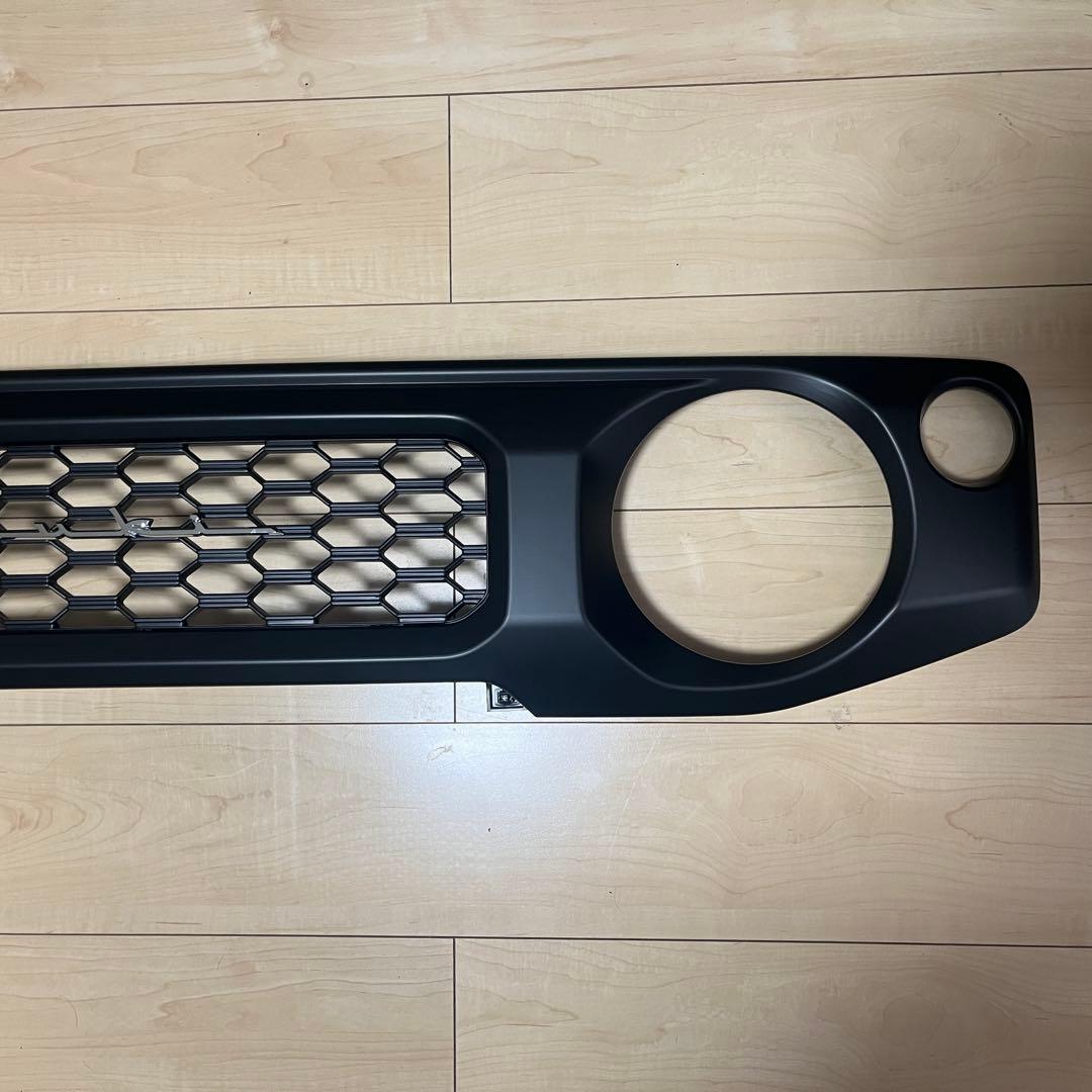 ステー仕様　スズキジムニー JB64W JB74Wフロントグリルマットブラック