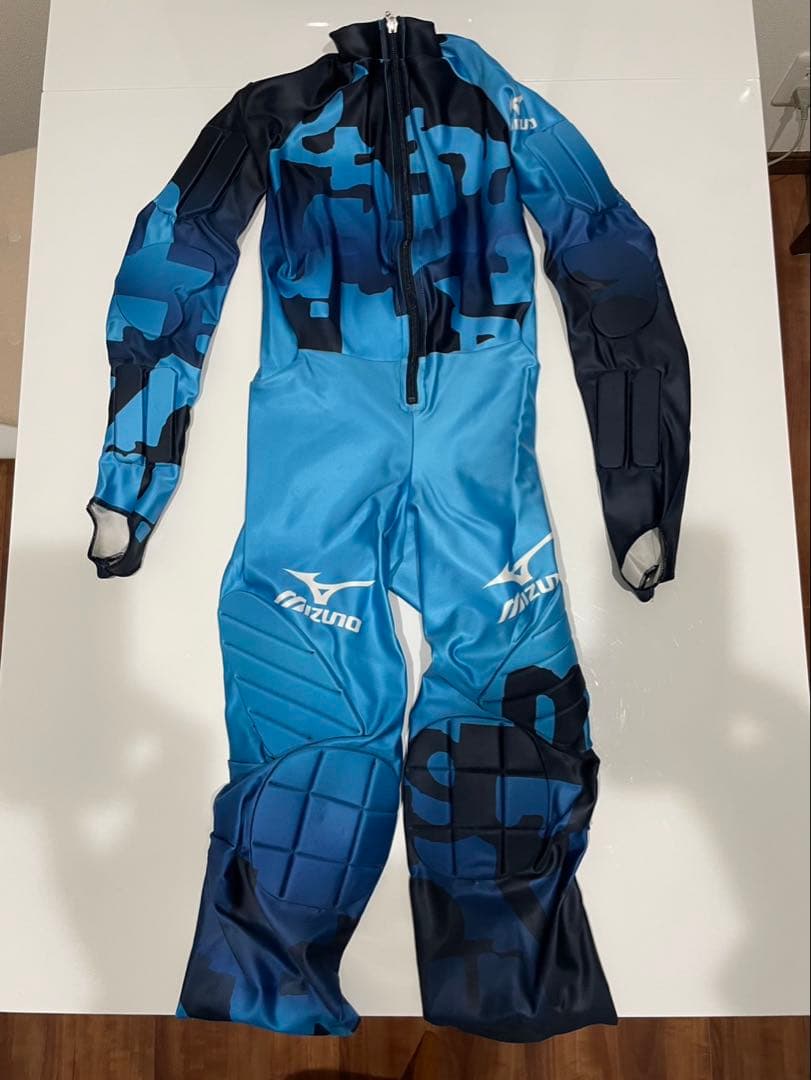 スキーレーシングスーツとウェア短パン